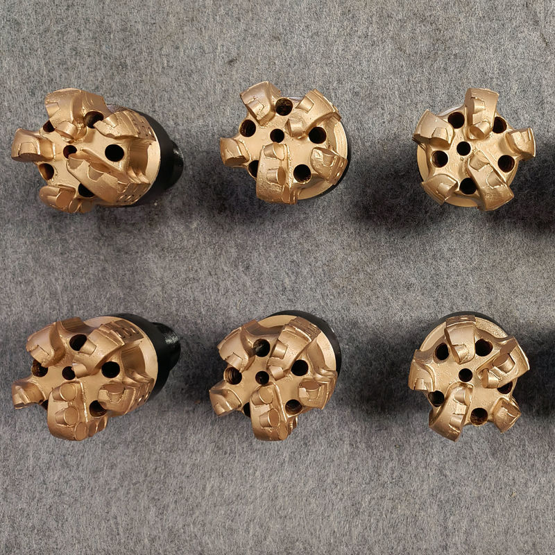 หัวฉีดน้ำสำหรับบ่อน้ำ PDC Bits พร้อมหัวกัดแบบคงที่และหัวกัด PDC เพื่อการเจาะที่มีประสิทธิภาพ